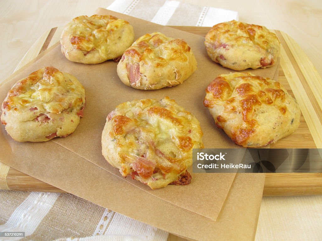 Home baked ham and cheese rolls Home baked ham and cheese rolls - Selbst gebackene Käse-Schinken-Brötchen 2015 Stock Photo