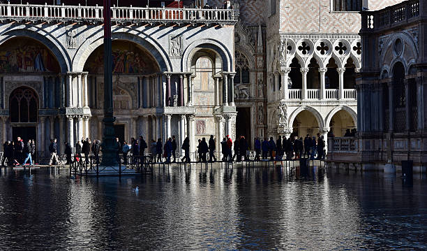 venise acqua alta - acqua alta photos et images de collection