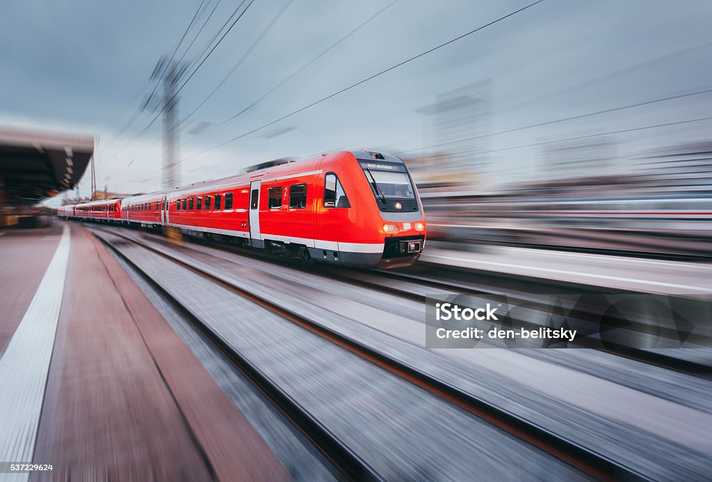 Estação de trem com modernas vermelhas trem de passageiros. Paisagem Industrial - Foto de stock de Trem royalty-free