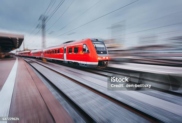 Foto de Estação De Trem Com Modernas Vermelhas Trem De Passageiros Paisagem Industrial e mais fotos de stock de Trem