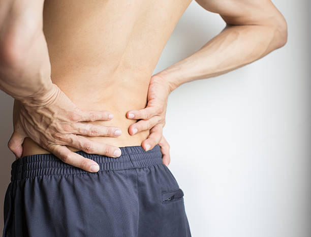 심한 허리 통증으로 인해 허리를 만지는 남자 - human muscle back muscular build men 뉴스 사진 이미지