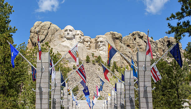 monte rushmore presidentes y estado flags - theodore roosevelt fotografías e imágenes de stock