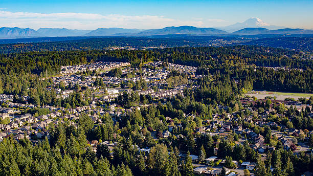 bothell mill creek, washington forest luftaufnahme der vororte der stadt - snohomish county stock-fotos und bilder