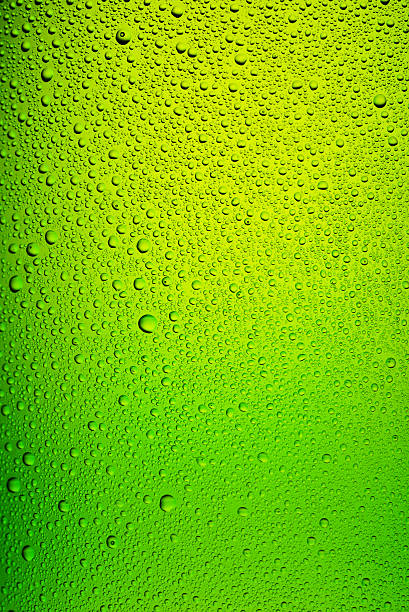 grüne flasche bier struktur - green beer fotos stock-fotos und bilder