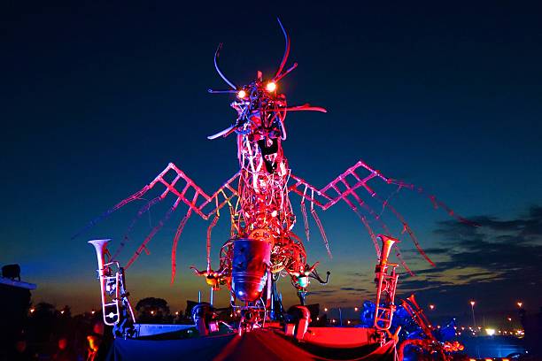 festival di glastonbury arcadia fase spaventoso uccello statua notturno - laser lasershow exhibition dancing foto e immagini stock