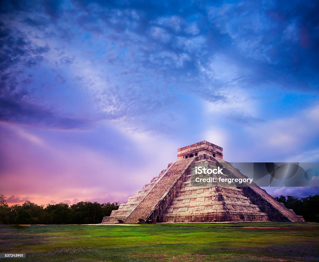 "El Castillo" pyramid in Chichen Itza, Yucatan, Mexico Temple of Kukulkan, pyramid in Chichen Itza, Yucatan, Mexico Chichen Itza Stock Photo