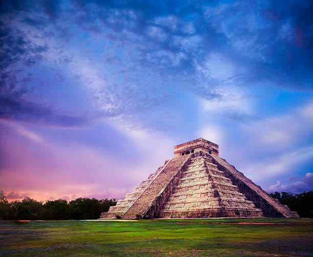 el castillo «пирамиды в чичен ица, юкатан, мексика - mayan pyramids стоковые фото и изображения