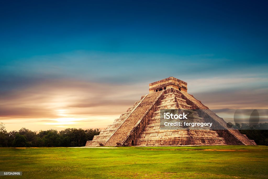"El Castillo" pyramid in Chichen Itza, Yucatan, Mexico Temple of Kukulkan, pyramid in Chichen Itza, Yucatan, Mexico Chichen Itza Stock Photo