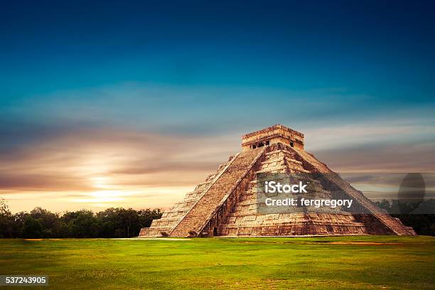 El Castillo Pyramid In Chichen Itza Yucatan Mexico Stock Photo - Download Image Now