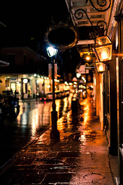 rainy la noche en el calle bourbon street, nueva orleans, louisiana - nightlife city night rain fotografías e imágenes de stock