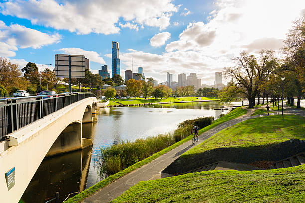 park la ville - melbourne day city skyline photos et images de collection