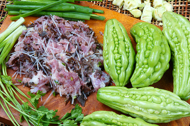 вьетнамский питание, горькая дыня, пол мясо - insulin resistance стоковые фото и изображения