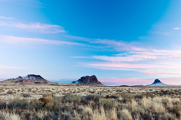 arizona paisaje al atardecer - winslow arizona fotografías e imágenes de stock