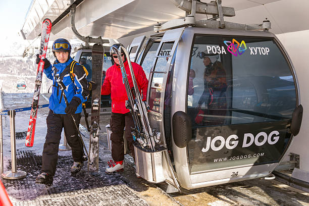 montagna impianti di risalita a stazione sciistica di rosa khutor. sochi, russia - snowbord foto e immagini stock