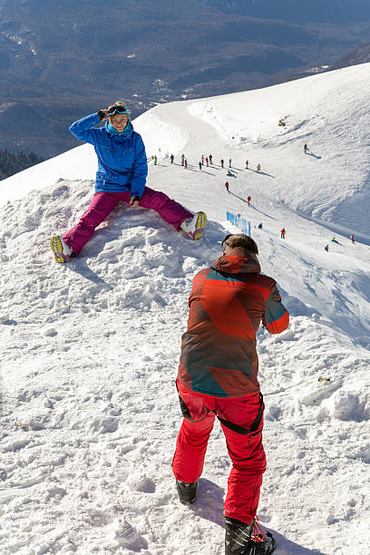 sciatori e snowboarder. resort sciistico di rosa khutor. soči. russia - snowbord foto e immagini stock