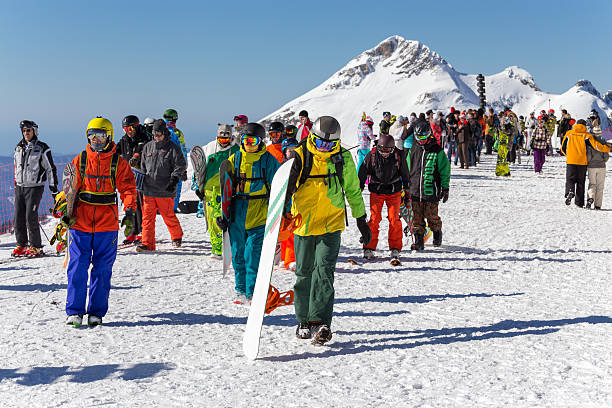 narciarzy ośrodku. kurort narciarski z rosa khutor. soczi. rosja - snowbord zdjęcia i obrazy z banku zdjęć