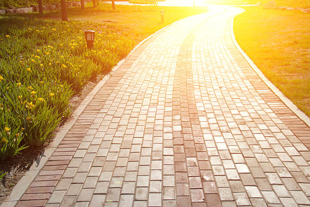 park chodnik - brick yellow road footpath zdjęcia i obrazy z banku zdjęć