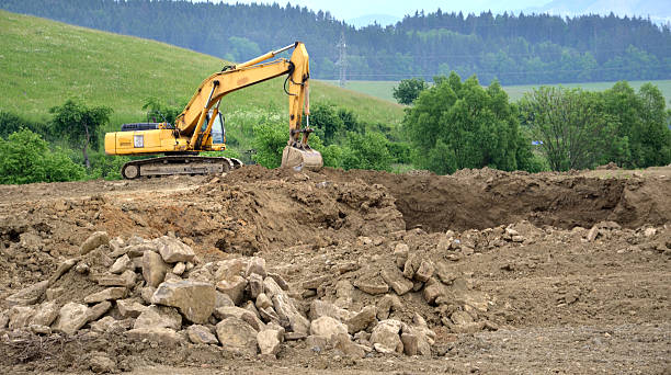 żółty hydrauliczne koparka w procesie pracy na masa nawierzchni - earth mover working field dirt zdjęcia i obrazy z banku zdjęć