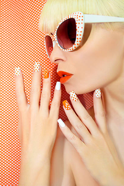 słoneczny pomarańczowy do manicure i makijażu. - fingernail fashion model human hair beauty zdjęcia i obrazy z banku zdjęć
