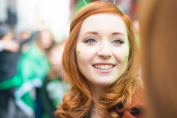 아름다운 아일랜드 여자아이 에 성 패트릭의 날, 더블린, 아일랜드. - republic of ireland flag human face irish culture 뉴스 사진 이미지