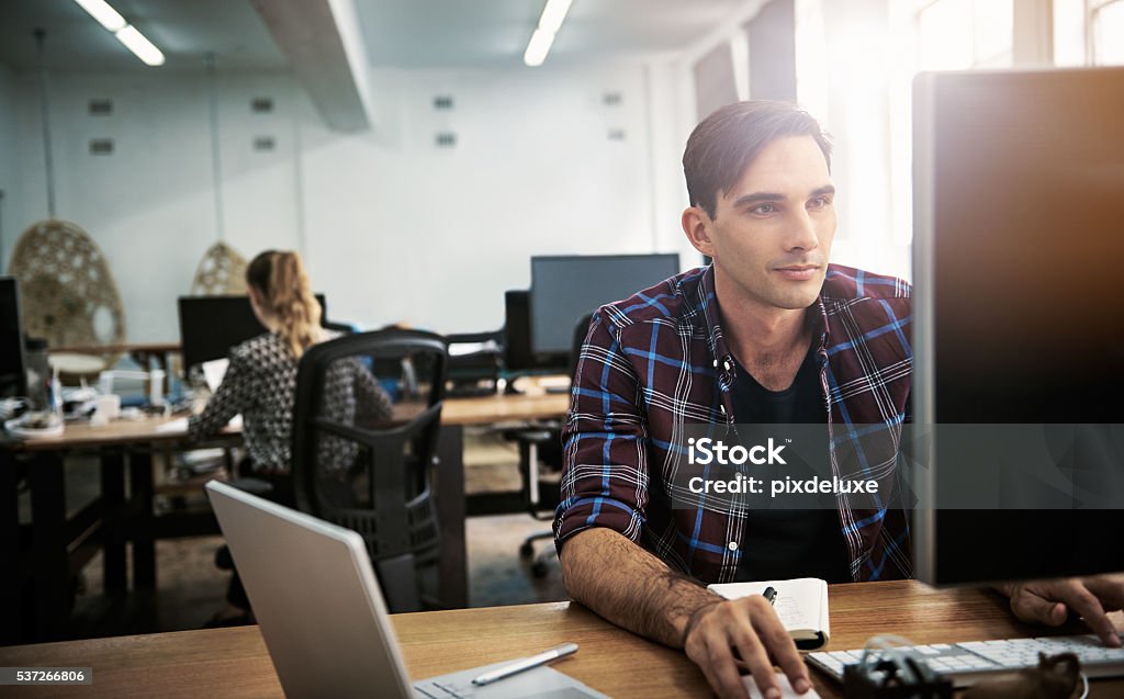 Er in seiner Arbeit Aufgaben - Lizenzfrei Computer benutzen Stock-Foto