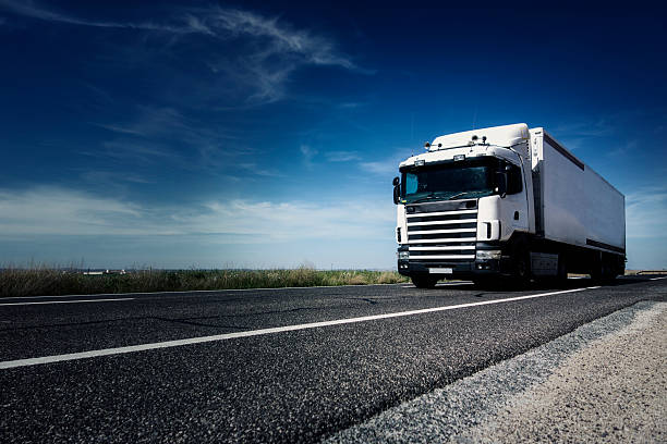 trasporto-merci via terra sulla strada. - camion foto e immagini stock