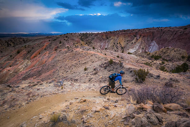 sport na świeżym powietrzu i wypraw - moody sky dark saturated color extreme terrain zdjęcia i obrazy z banku zdjęć