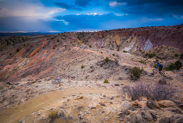 спорт на открытом воздухе и приключения - moody sky dark saturated color extreme terrain стоковые фото и изображения