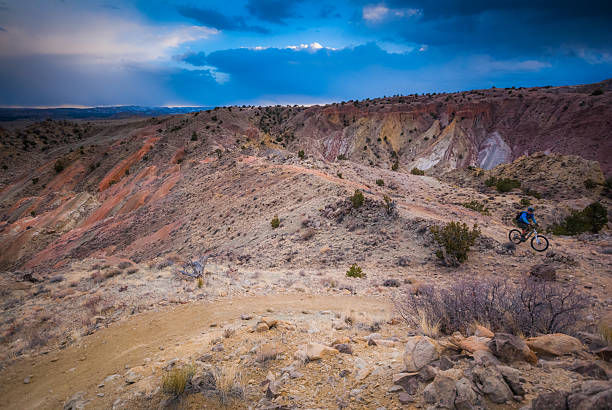 спорт на открытом воздухе и приключения - moody sky dark saturated color extreme terrain стоковые фото и изображения