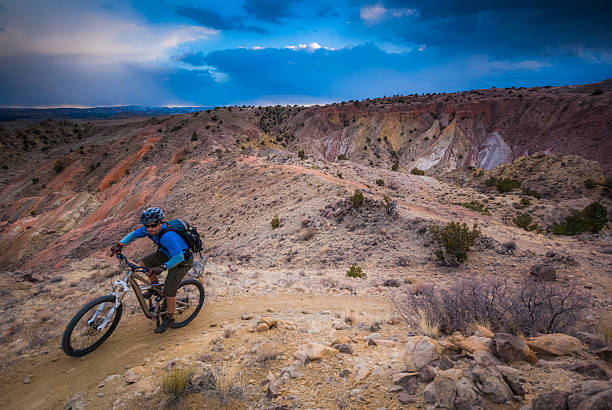 sport na świeżym powietrzu i wypraw - moody sky dark saturated color extreme terrain zdjęcia i obrazy z banku zdjęć