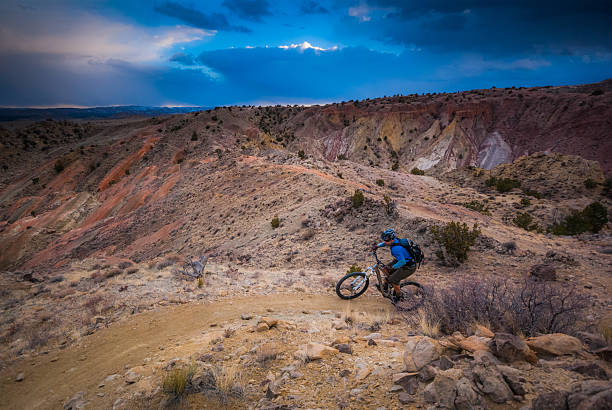 спорт на открытом воздухе и приключения - moody sky dark saturated color extreme terrain стоковые фото и изображения