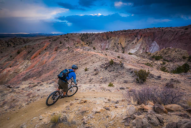 спорт на открытом воздухе и приключения - moody sky dark saturated color extreme terrain стоковые фото и изображения