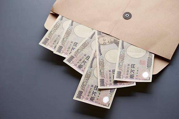 istock Japanese yen bills in envelop 537274042