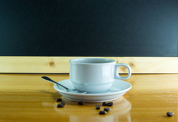 nieruchome życie puchar z ziaren kawy na drewnianym stole - shot glass audio zdjęcia i obrazy z banku zdjęć