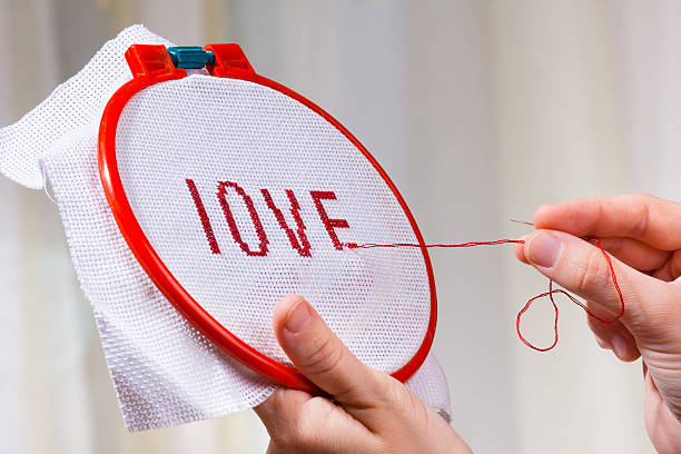 여성용 손을 embroider 십자수 word 사랑입니다 - embroider cross stitch embroidery thread 뉴스 사진 이미지
