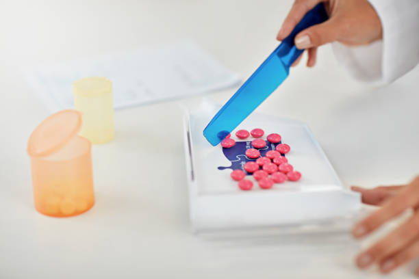 istock Transferring the right amount of pills 537281046
