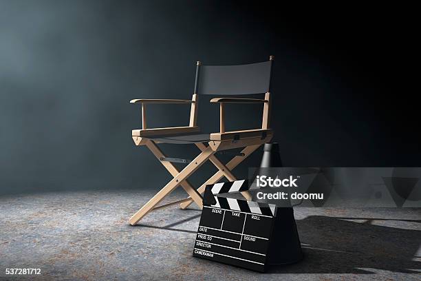 Silla De Director Película Clapper Y Conscientemente En El Matraz De Litio Foto de stock y más banco de imágenes de Director