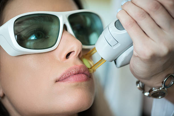 žena na epilační léčbě - lékařský laser - stock snímky, obrázky a fotky