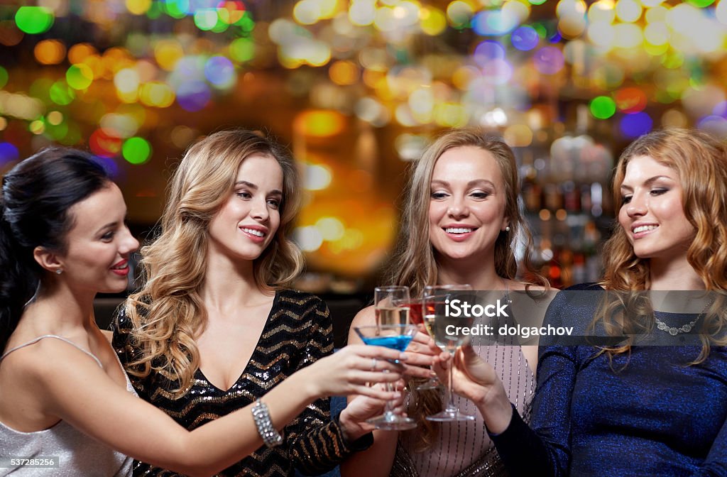Heureux femmes avec des boissons de nuit de - Photo de Être célèbre libre de droits
