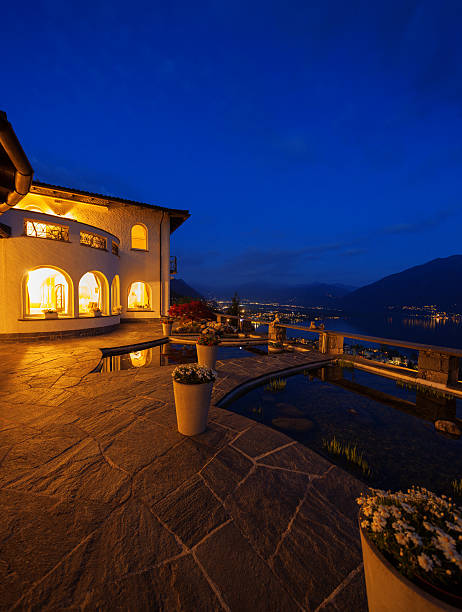 istock Exterior of a modern house in the night 537286264