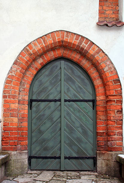 istock Old wooden door 537287491