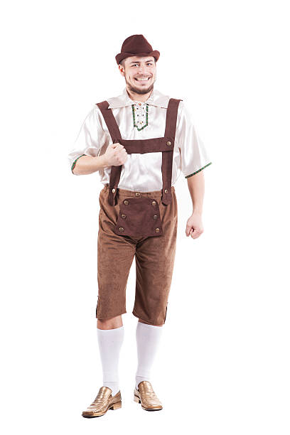 bavarese sorridente uomo in camicia e pantaloni di pelle - leder hosen foto e immagini stock