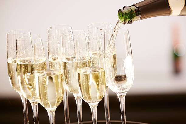 bicchieri pieno di champagne su un vassoio - champagne flute foto e immagini stock