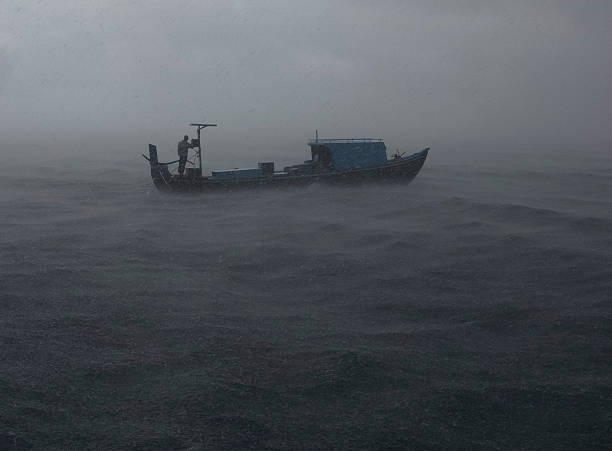 Barco no mar - foto de acervo