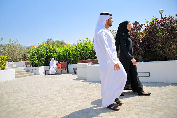 arab emiratino famiglia all'aperto nel parco - formal garden ornamental garden child single flower foto e immagini stock