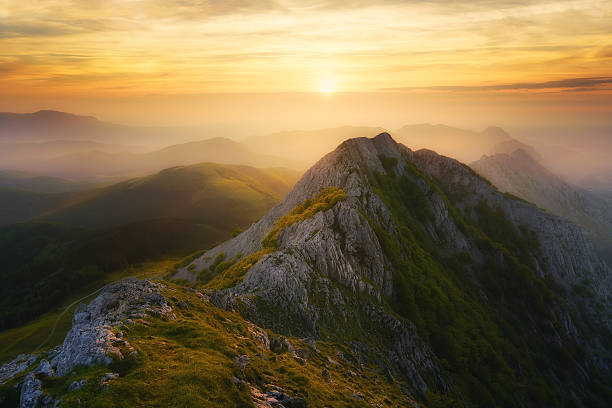 trübe sonnenuntergang in anboto gebirge - baskenland stock-fotos und bilder