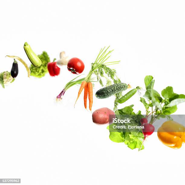 Gemüse In Bewegung Stockfoto und mehr Bilder von Gemüse - Gemüse, Freisteller – Neutraler Hintergrund, Weißer Hintergrund