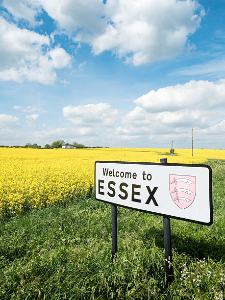 panneau bienvenue dans l'essex, au royaume-uni - road uk sign road sign photos et images de collection