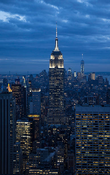 la ciudad de nueva york con rascacielos al atardecer - new york city new york state manhattan night fotografías e imágenes de stock