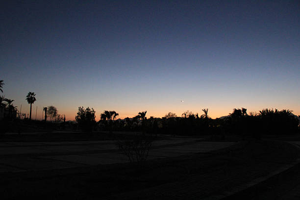 pôr-do-sol carmesim - tourist resort hotel swimming pool night - fotografias e filmes do acervo